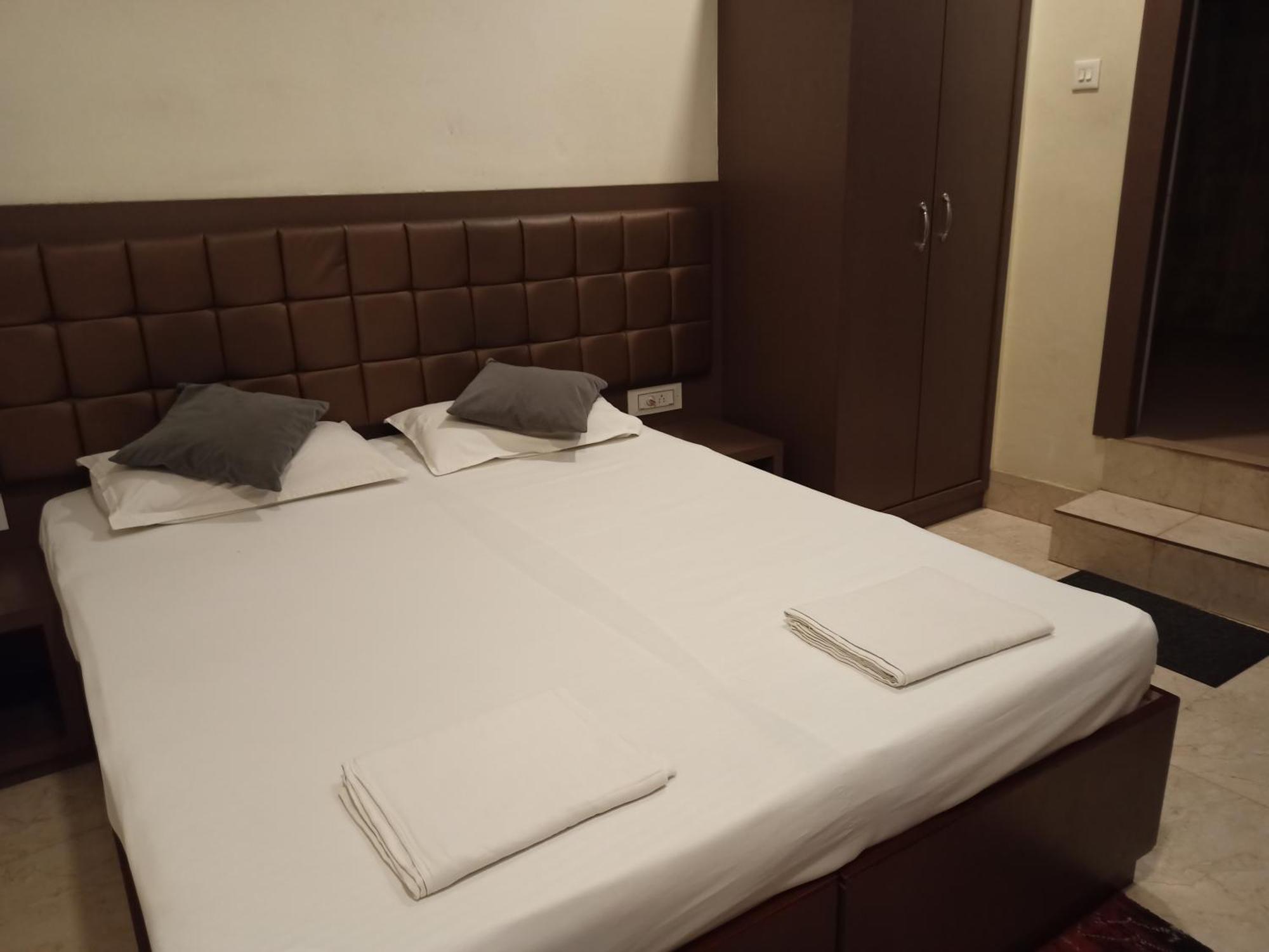 Deluxe Double Room (Includes Ganga Aarti and Darshan assistance to Kashi Vishwanath Temple)
